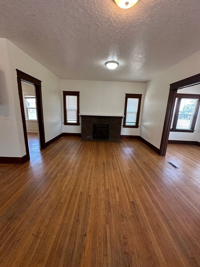 Building Photo - 5 Bedroom House Available Now