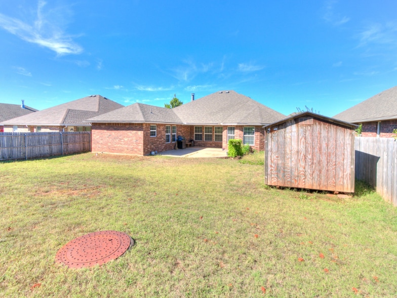 Building Photo - 1112 Bryan Dr