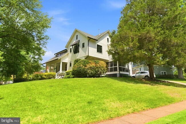 Building Photo - 1831 Opalocka Dr