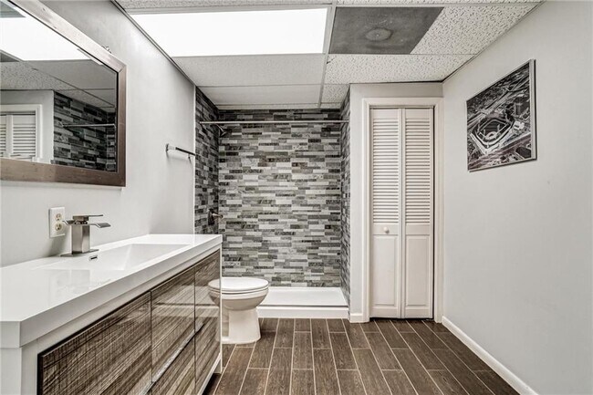 Building Photo - 510 Jacaranda Ct