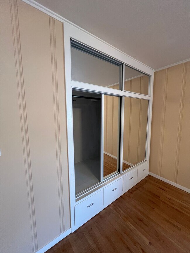 Building Photo - Welcome to this charming 2-bedroom, 2-bathroom home!