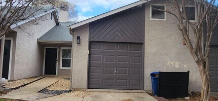 Building Photo - 2-Bed/1-Bath Townhome -Silver Creek Villas- Gated Community