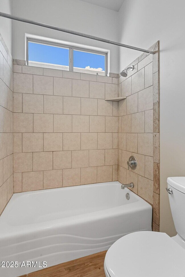 Building Photo - 1545 E Kings Ct
