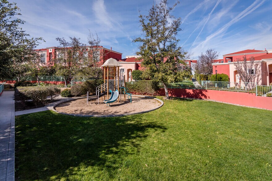 Building Photo - 903 Lawrence Dr