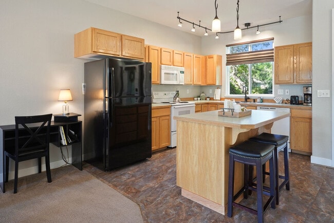 Building Photo - 1084 Golden Pheasant Dr