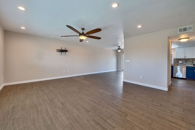 Building Photo - Beautifully Updated 3-Bed Townhome in Carm...