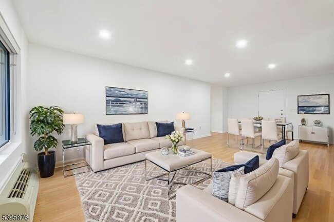 Building Photo - 850 Main St