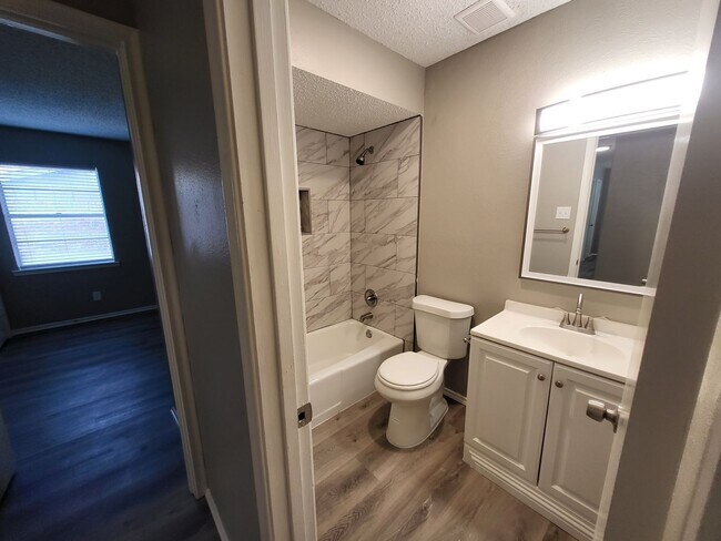 Building Photo - 2110 Redbud Ln