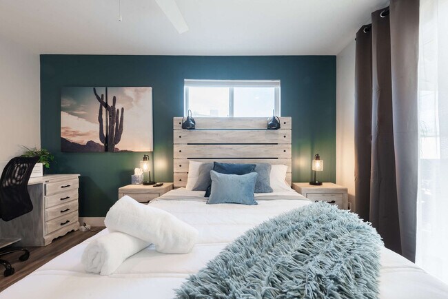 Building Photo - 4917 E Granada Rd