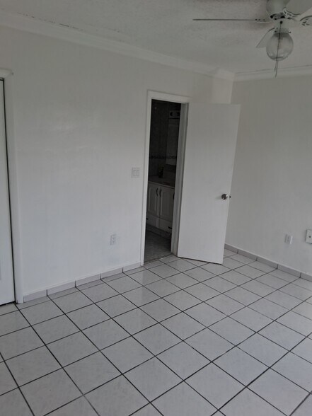 Building Photo - 1605 NE Miami Gardens Dr