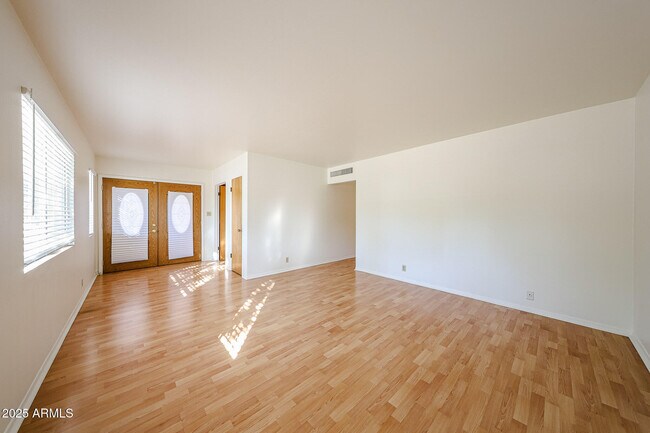 Building Photo - 2324 West Myrtle Ave