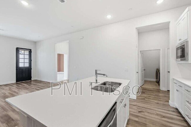 Building Photo - 1044 3rd St