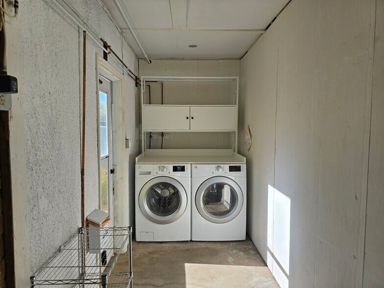 Building Photo - 619 N Jerrie Ave