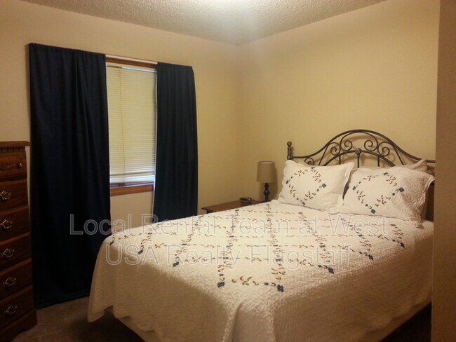 Building Photo - 5701 N Villa Cir