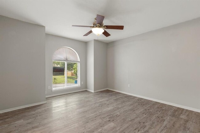 Building Photo - 6405 Chimney Creek Cir
