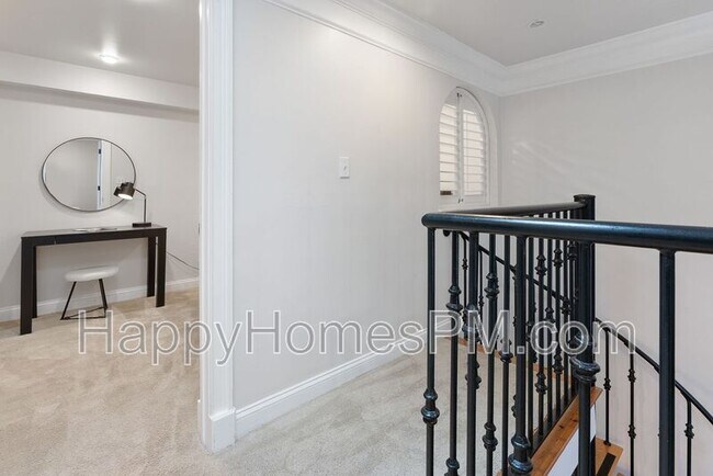 Building Photo - 377 King St