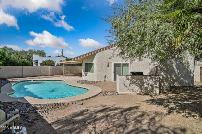 Building Photo - 7725 E Rovey Ave