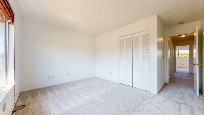Building Photo - 4 Bedroom 2 Full Bathroom Single Family Ho...