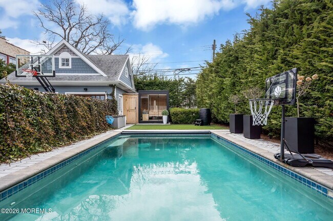 Building Photo - 213 9th Ave