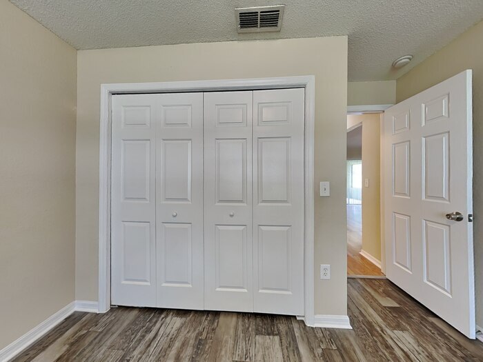 Building Photo - 7881 Manor Dr