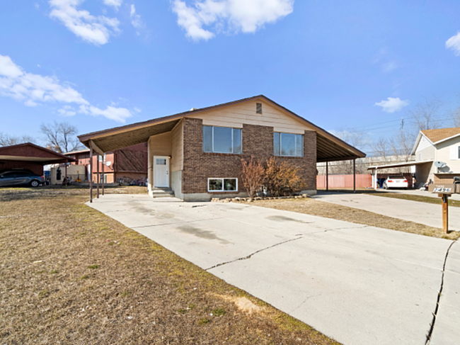 Building Photo - Lovely West Robin Duplex - **FIRST MONTH i...