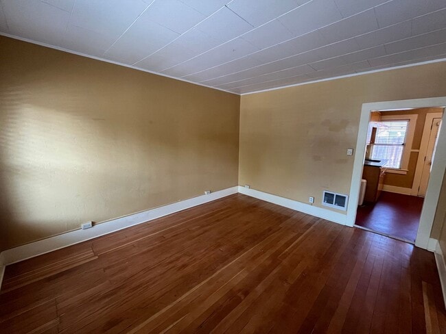 Building Photo - Historic Downtown Bend 1 Bed/1 Bath Unit - Harriman Street