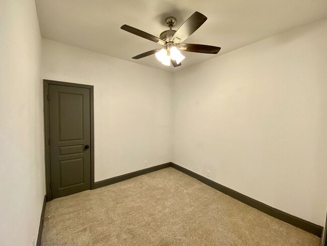 Building Photo - Dignowity Remodeled 3 bedroom 2 bath