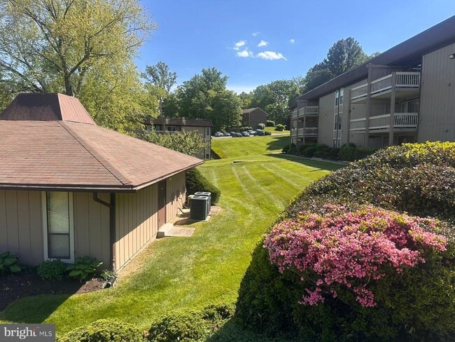 Building Photo - 5821 Royal Ridge Dr