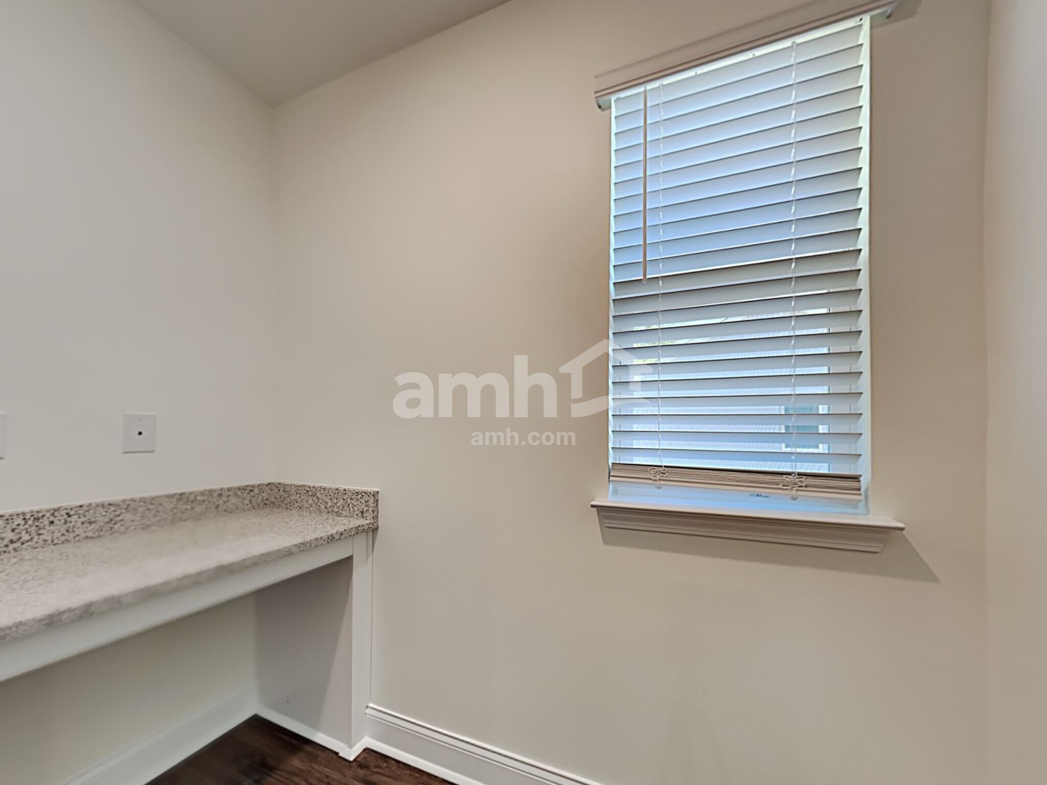 Building Photo - 606 W Lionel Rd