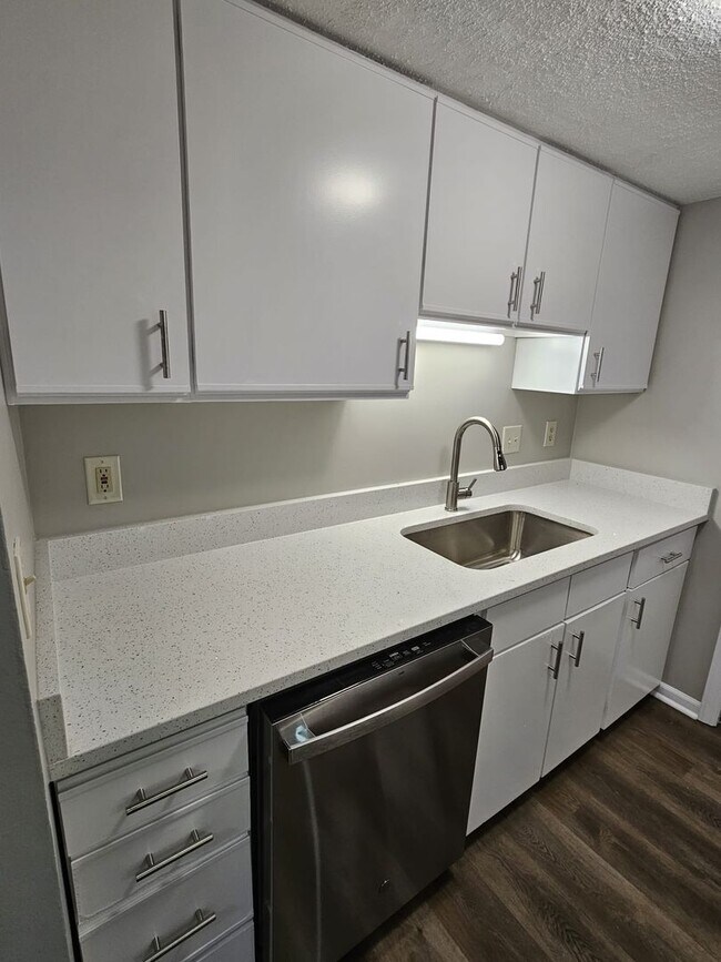 Building Photo - Three bedroom, 2 bath condo in High Point