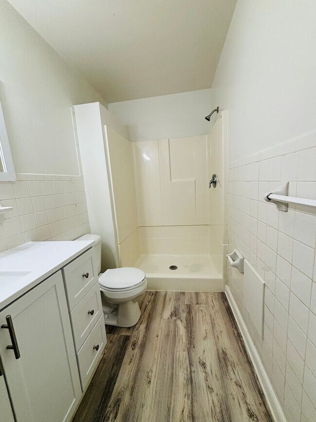 Building Photo - 215 Freestone Dr
