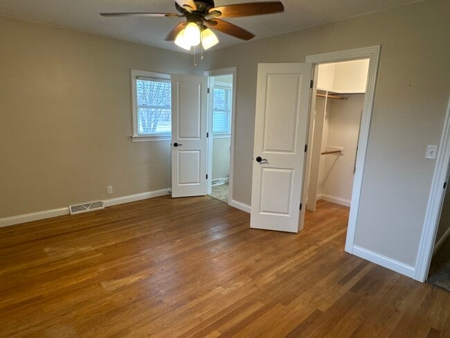 Building Photo - 233 Manor Dr