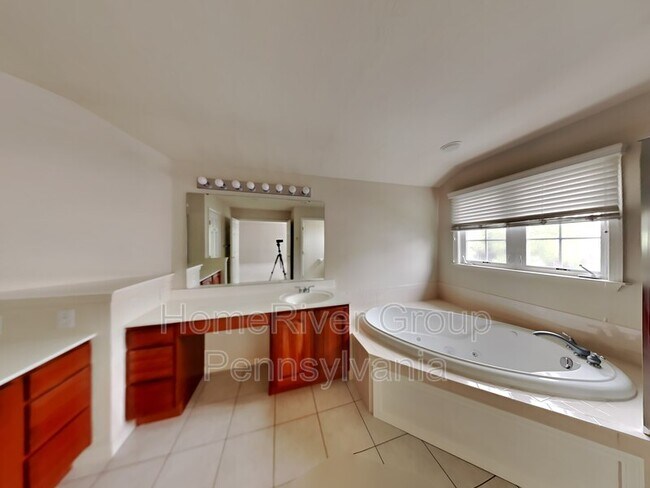 Building Photo - 145 Tanglewood Dr