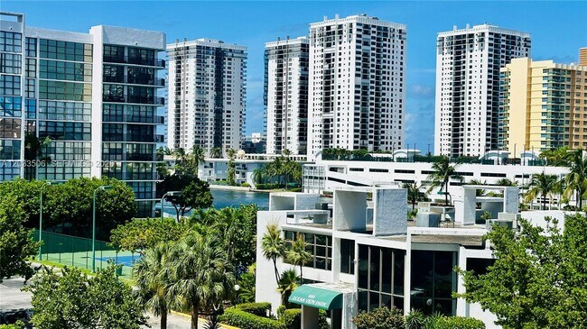 Building Photo - 800 Parkview Dr