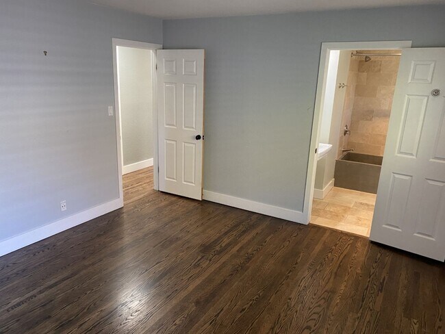 Building Photo - Charming 3 bdrm / 2 bath Home, Minutes fro...