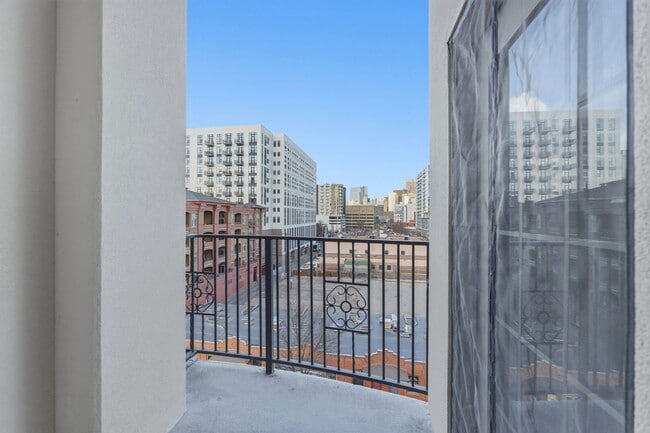 Building Photo - 2-bed, 2-bath condo in secure building with private laundry and city views
