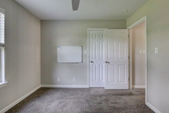 Building Photo - Updated 3bed 2 bath in St B with SEPARATE WORKSHOP around back.