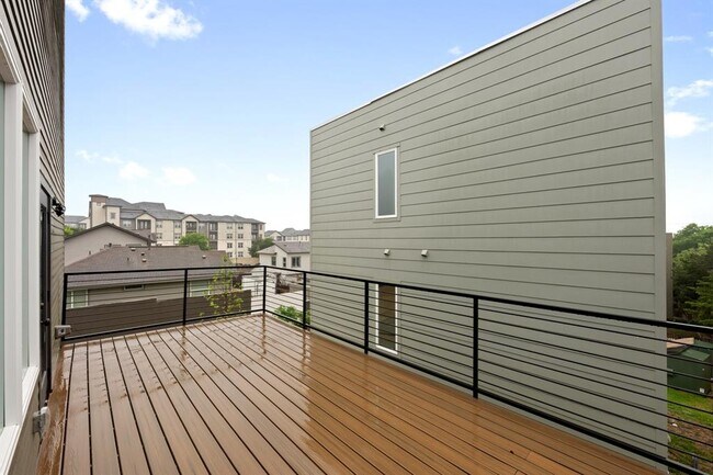 Building Photo - 2309 Montopolis Dr