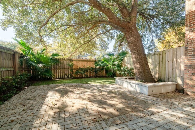 Building Photo - Life at the Heart of Lowcountry Living in Mt. Pleasant!