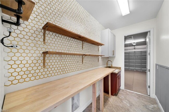 Building Photo - 3326 SW 8th St