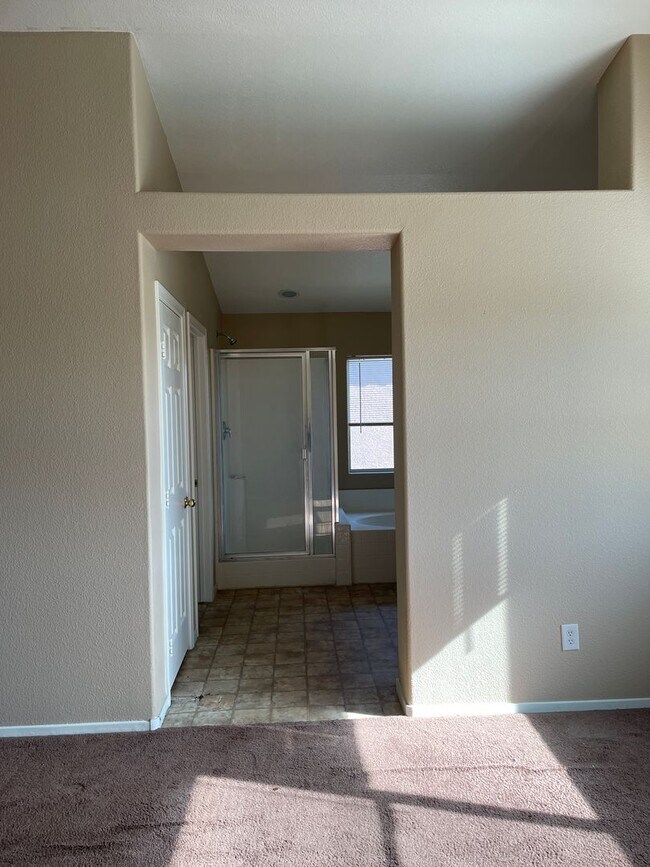 Building Photo - 3753 Hollycroft Dr