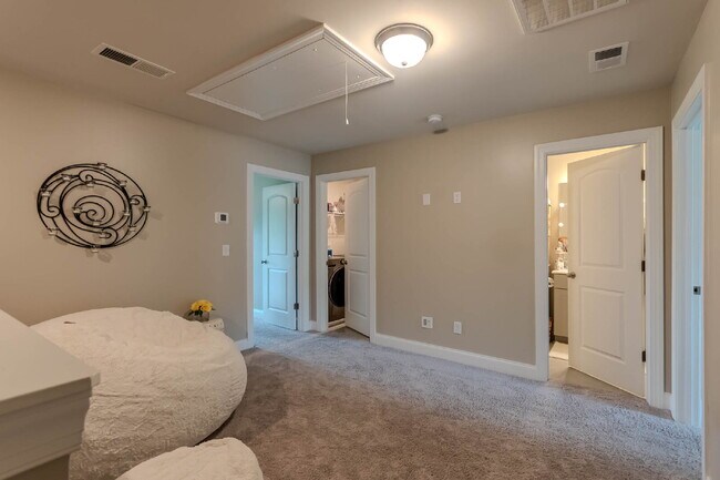 Building Photo - 3/2.5 Townhome w/ Garage. Great Location!