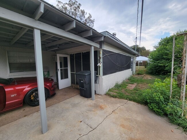 Building Photo - $300 Off 1st Month Special