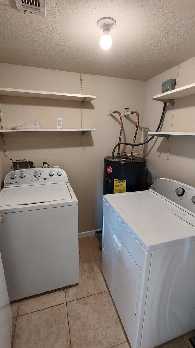 Building Photo - 4513 1/2 Bernardo De Galvez Ave