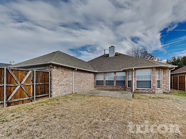 Building Photo - 1041 Essex Dr