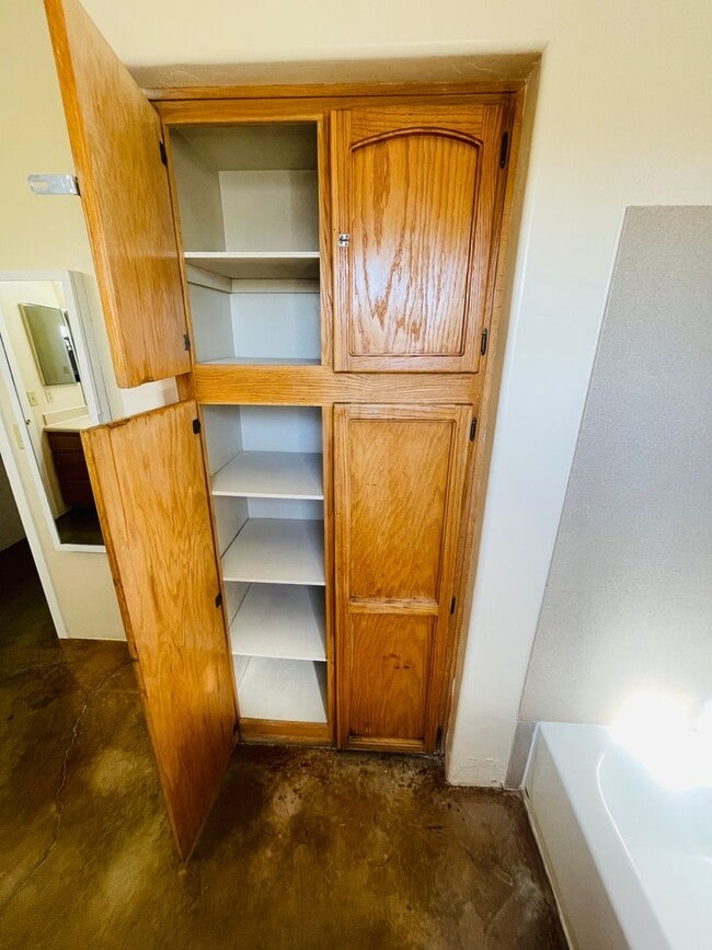 Building Photo - Single Family Home Style Unit w/ A/C, High...