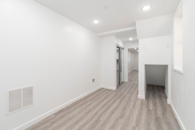 Building Photo - New! Renovated & Modern Apartment