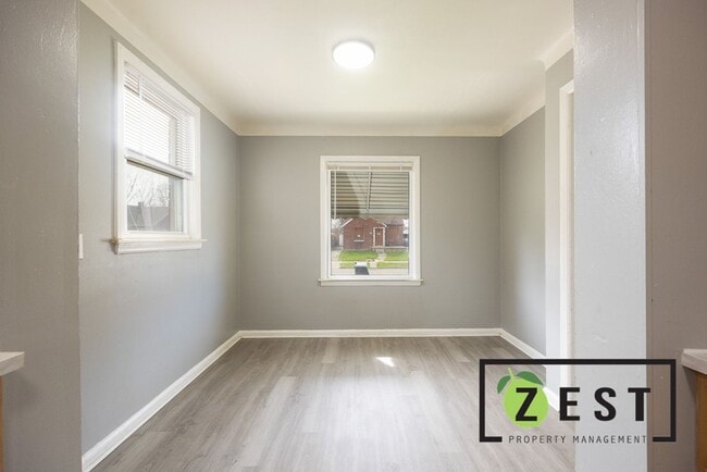 Building Photo - 3 Bed Bungalow only 1250/mo! Available for...