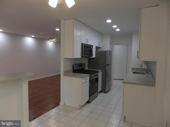 Building Photo - 1650 Oakwood Dr