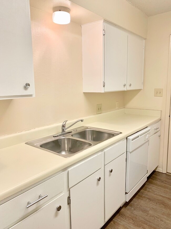 Building Photo - Spacious 2 Bedroom Apartment - Parking - N...